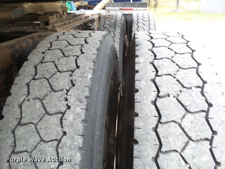 image for item DA7194 2004 Kenworth T2000  semi truck