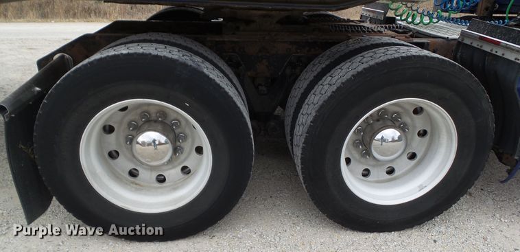 image for item DA7194 2004 Kenworth T2000  semi truck