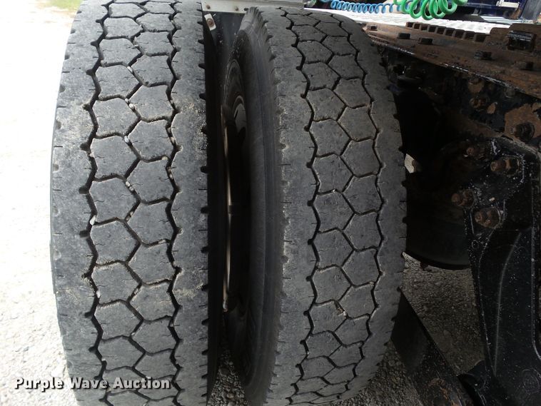 image for item DA7194 2004 Kenworth T2000  semi truck