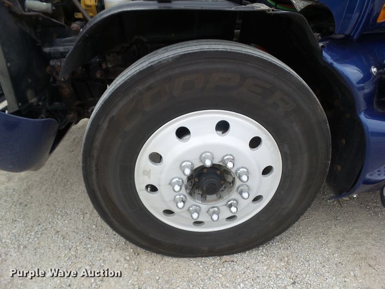 image for item DA7194 2004 Kenworth T2000  semi truck