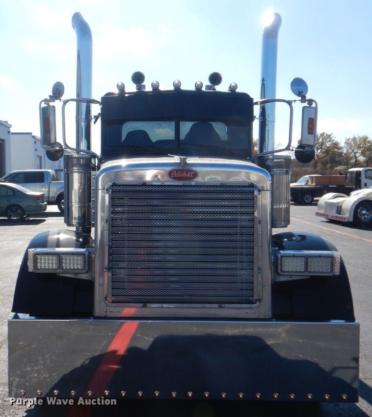 image for item DH7310 2005 Peterbilt 379  semi truck
