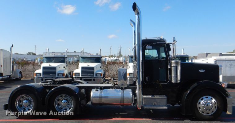 image for item DH7310 2005 Peterbilt 379  semi truck