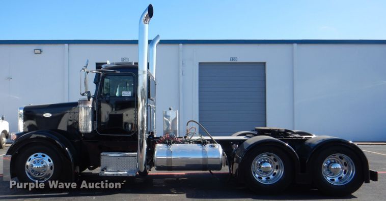 image for item DH7310 2005 Peterbilt 379  semi truck