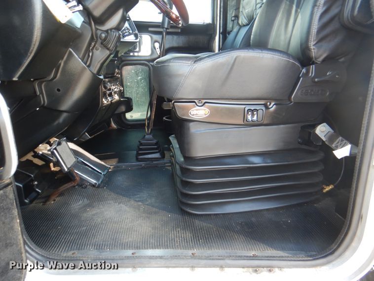 image for item DH7310 2005 Peterbilt 379  semi truck