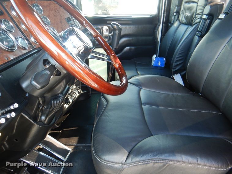 image for item DH7310 2005 Peterbilt 379  semi truck