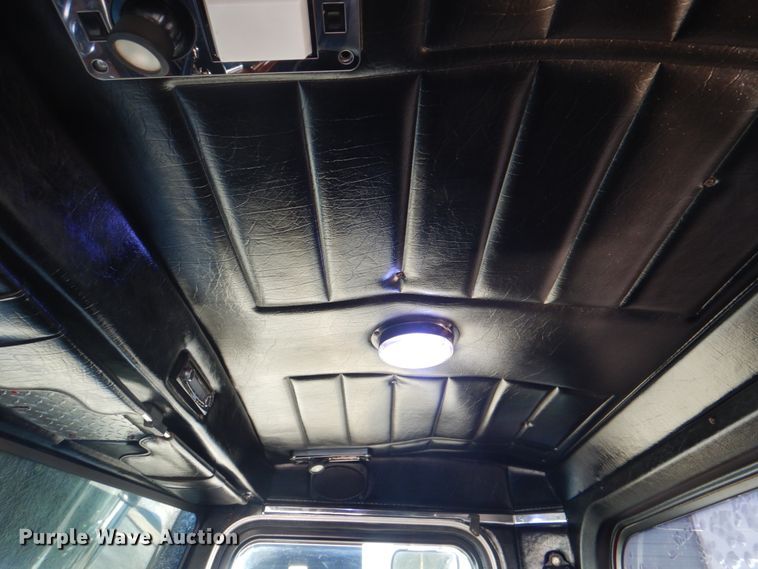 image for item DH7310 2005 Peterbilt 379  semi truck