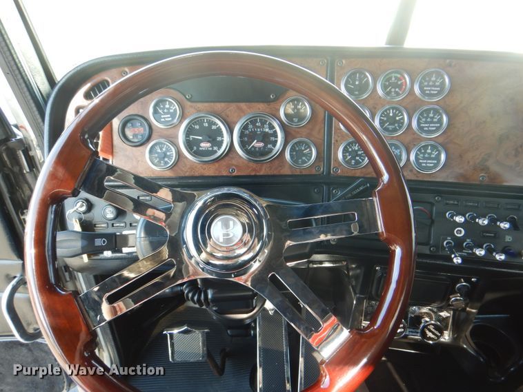 image for item DH7310 2005 Peterbilt 379  semi truck