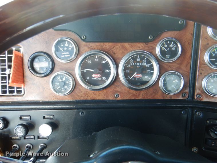 image for item DH7310 2005 Peterbilt 379  semi truck