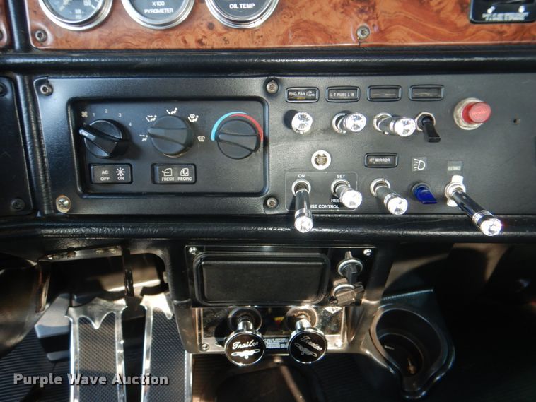 image for item DH7310 2005 Peterbilt 379  semi truck