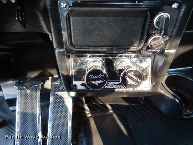 image for item DH7310 2005 Peterbilt 379  semi truck