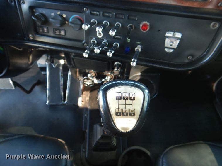 image for item DH7310 2005 Peterbilt 379  semi truck