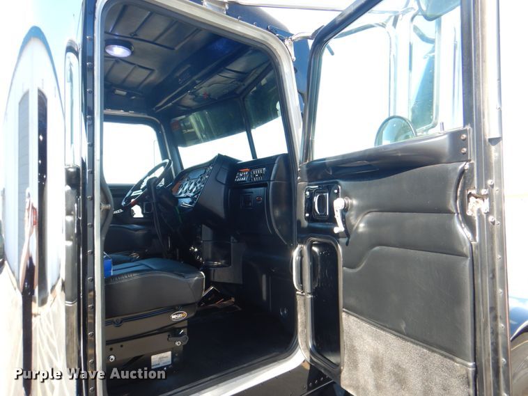 image for item DH7310 2005 Peterbilt 379  semi truck