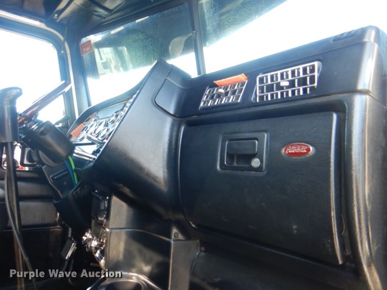 image for item DH7310 2005 Peterbilt 379  semi truck