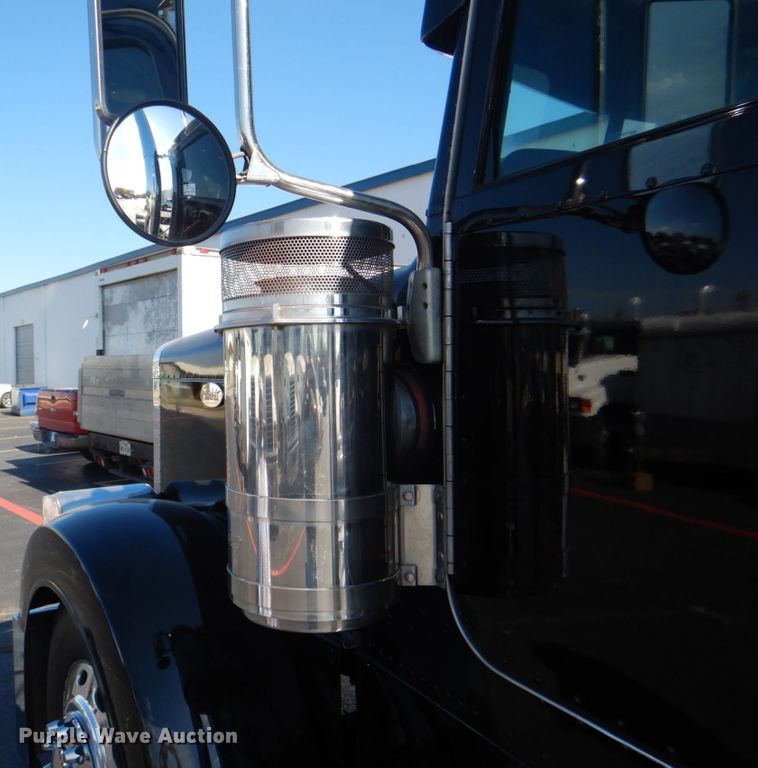 image for item DH7310 2005 Peterbilt 379  semi truck