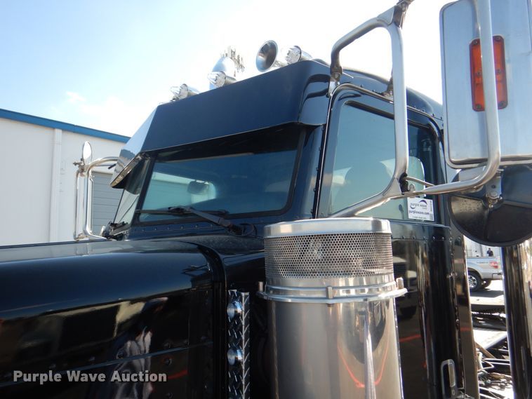 image for item DH7310 2005 Peterbilt 379  semi truck