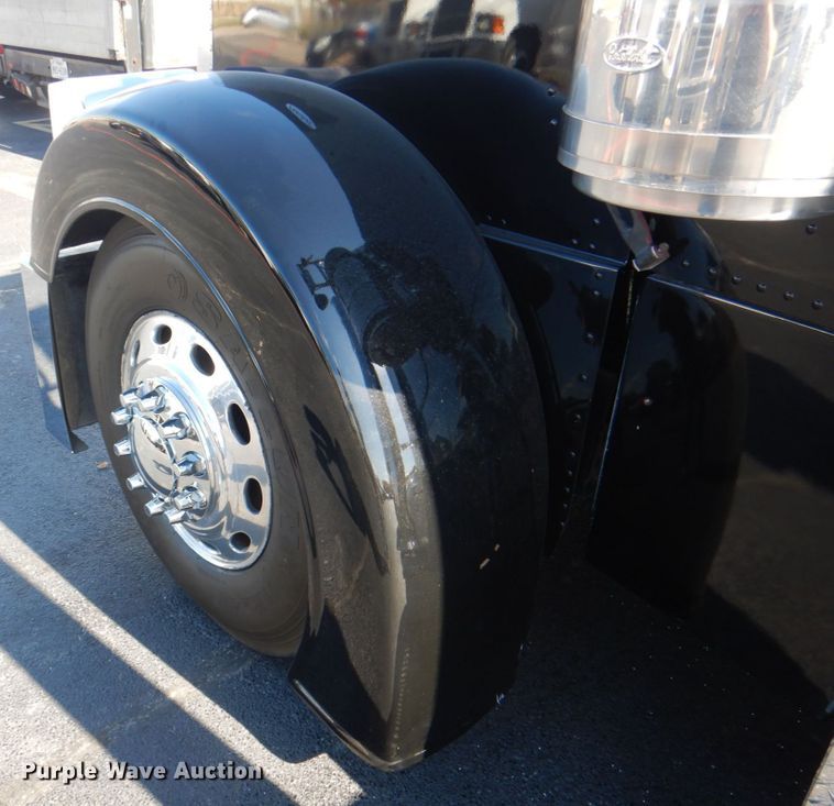 image for item DH7310 2005 Peterbilt 379  semi truck