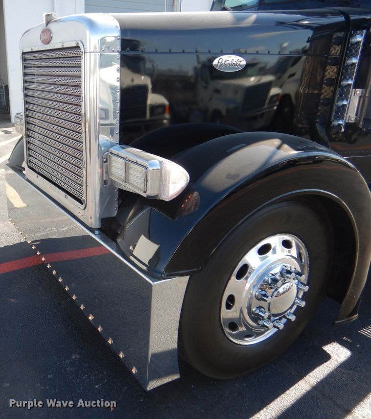 image for item DH7310 2005 Peterbilt 379  semi truck