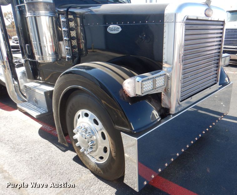 image for item DH7310 2005 Peterbilt 379  semi truck
