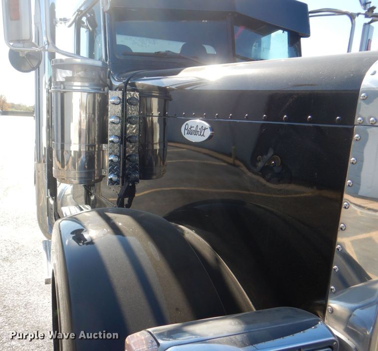 image for item DH7310 2005 Peterbilt 379  semi truck