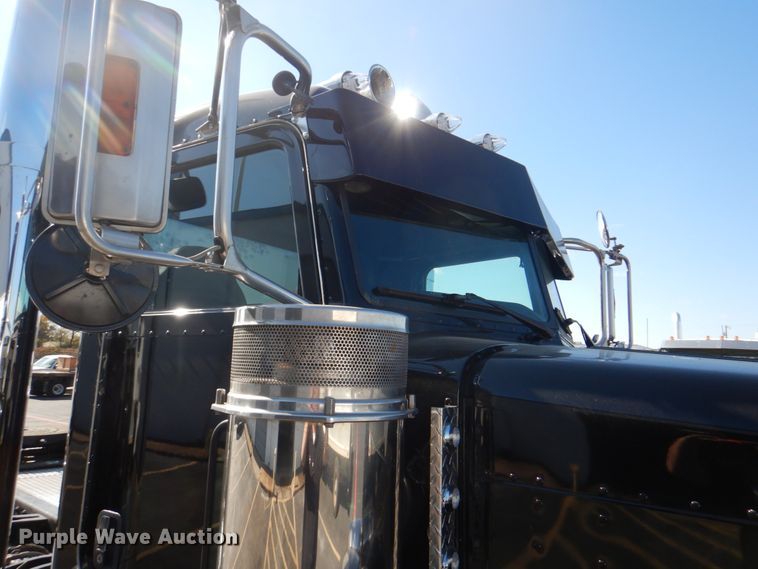 image for item DH7310 2005 Peterbilt 379  semi truck