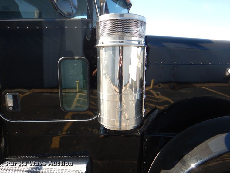 image for item DH7310 2005 Peterbilt 379  semi truck