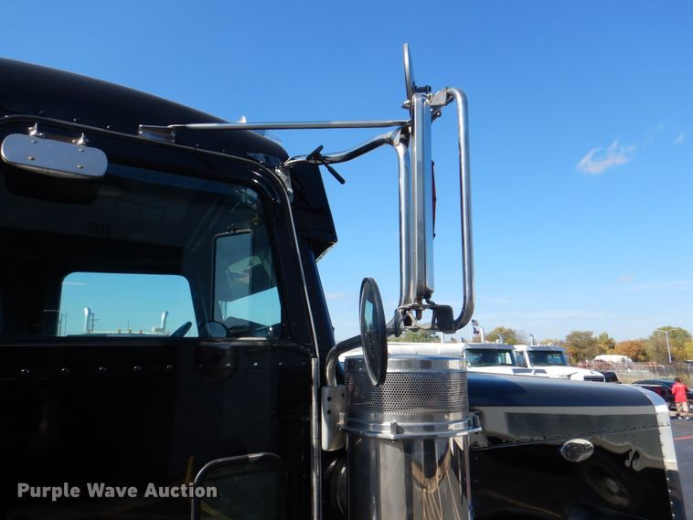 image for item DH7310 2005 Peterbilt 379  semi truck