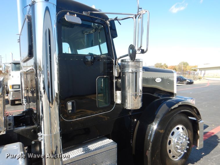 image for item DH7310 2005 Peterbilt 379  semi truck