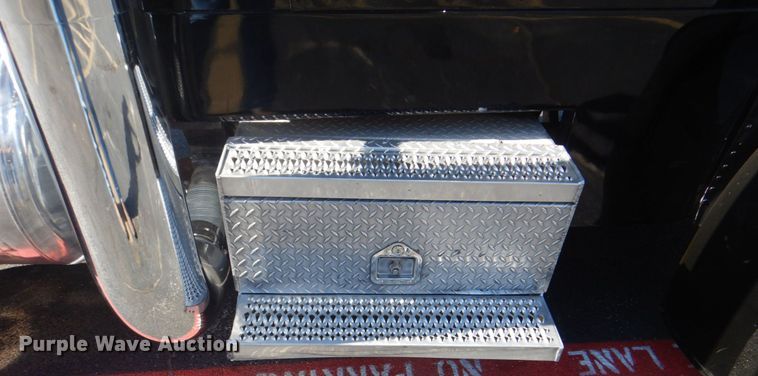 image for item DH7310 2005 Peterbilt 379  semi truck