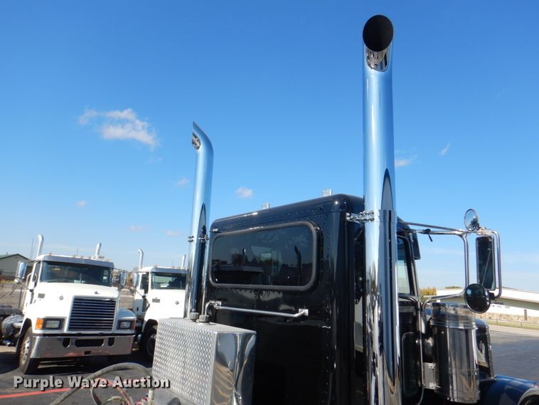 image for item DH7310 2005 Peterbilt 379  semi truck