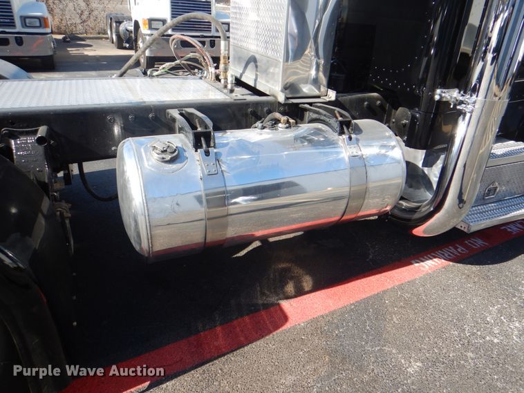 image for item DH7310 2005 Peterbilt 379  semi truck