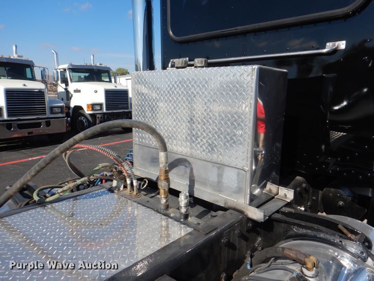 image for item DH7310 2005 Peterbilt 379  semi truck