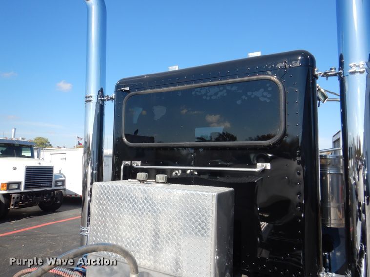 image for item DH7310 2005 Peterbilt 379  semi truck
