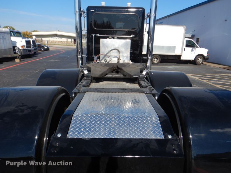 image for item DH7310 2005 Peterbilt 379  semi truck