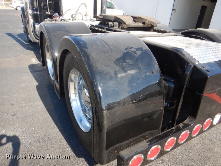 image for item DH7310 2005 Peterbilt 379  semi truck