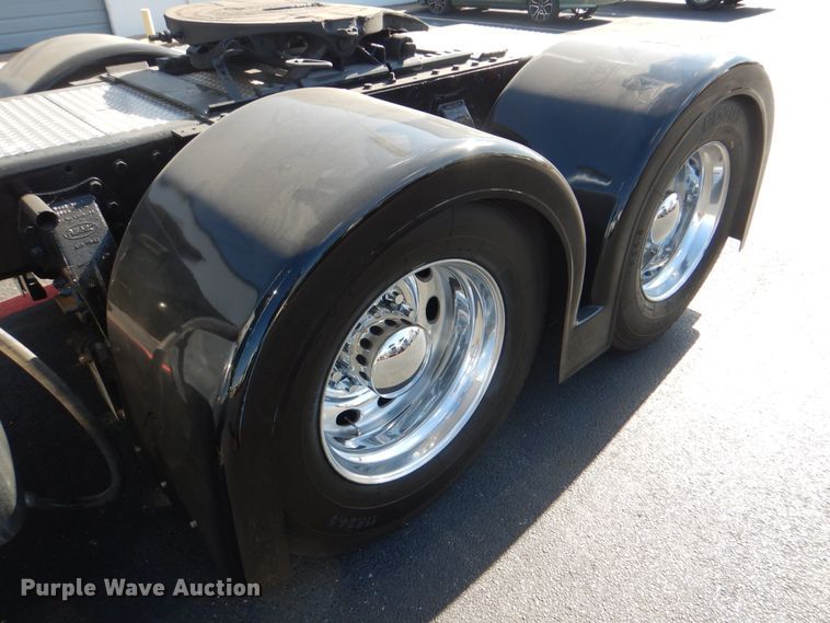 image for item DH7310 2005 Peterbilt 379  semi truck