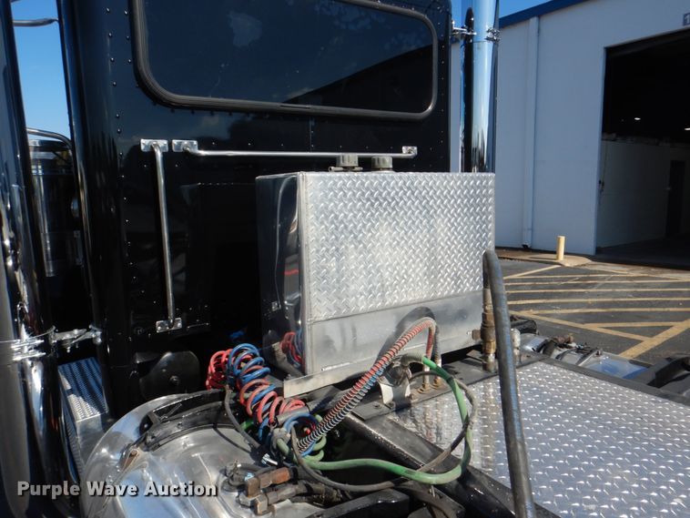 image for item DH7310 2005 Peterbilt 379  semi truck
