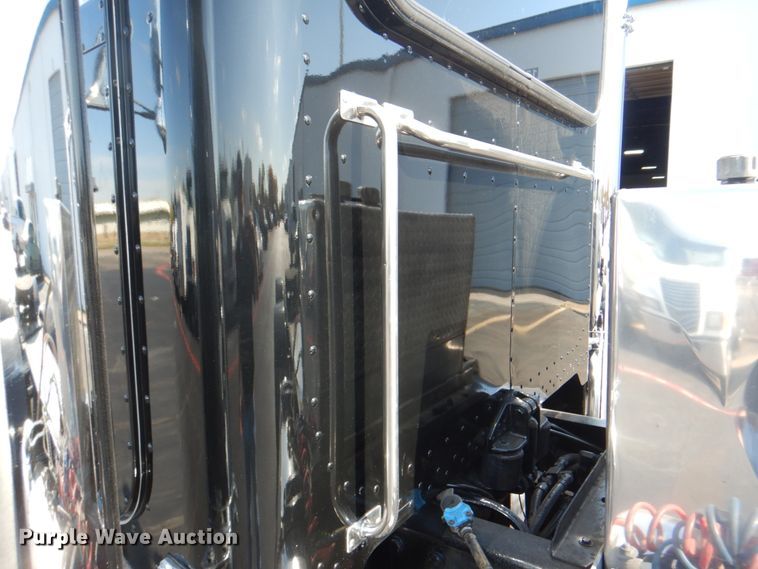 image for item DH7310 2005 Peterbilt 379  semi truck