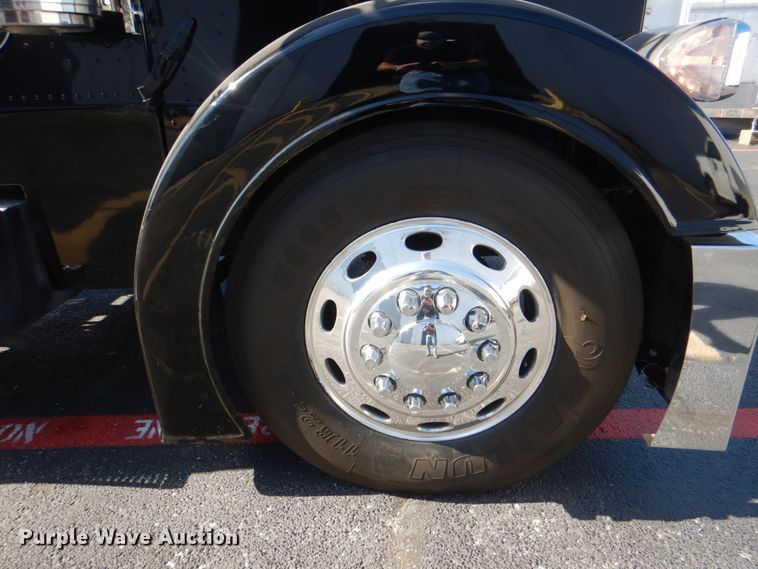 image for item DH7310 2005 Peterbilt 379  semi truck