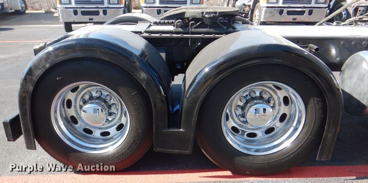 image for item DH7310 2005 Peterbilt 379  semi truck