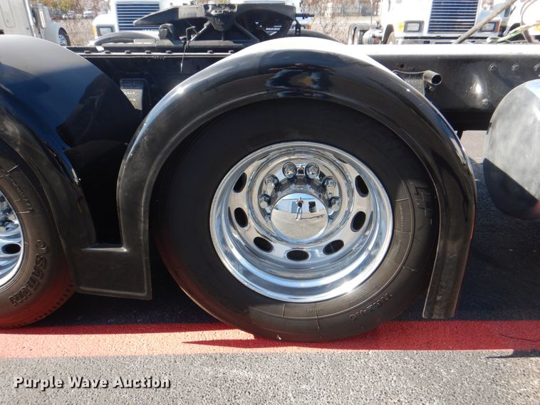 image for item DH7310 2005 Peterbilt 379  semi truck