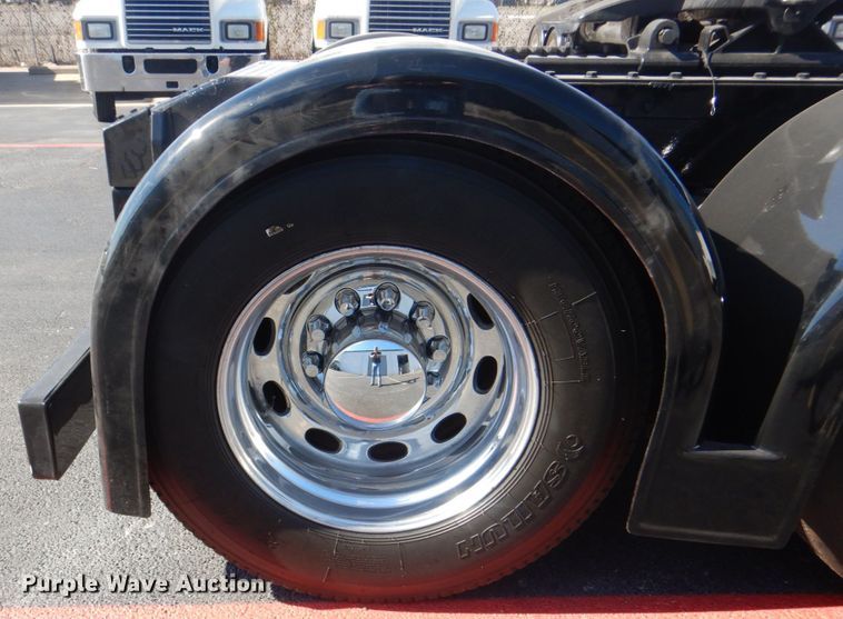 image for item DH7310 2005 Peterbilt 379  semi truck