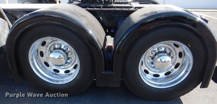 image for item DH7310 2005 Peterbilt 379  semi truck