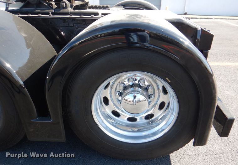 image for item DH7310 2005 Peterbilt 379  semi truck