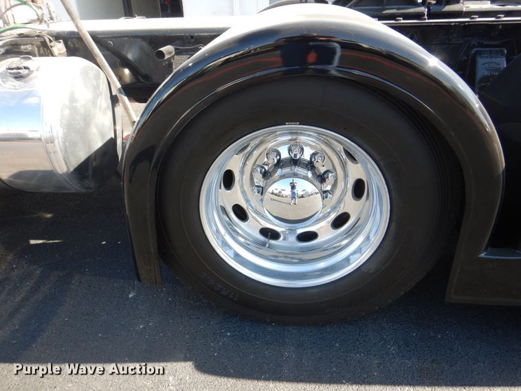 image for item DH7310 2005 Peterbilt 379  semi truck