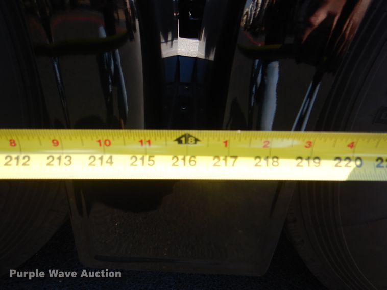 image for item DH7310 2005 Peterbilt 379  semi truck