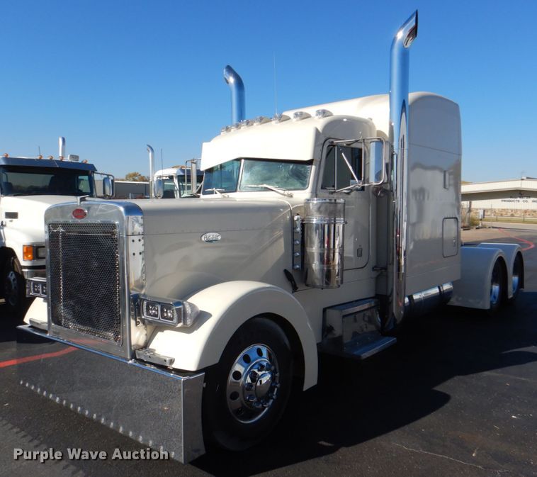 image for item DH7323 2003 Peterbilt 379  semi truck