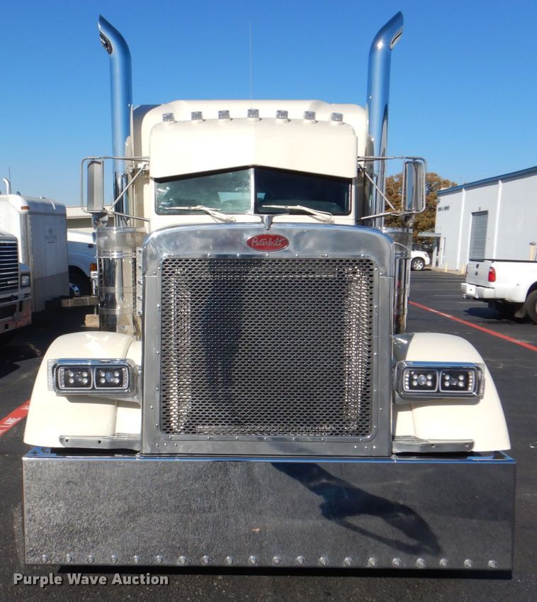 image for item DH7323 2003 Peterbilt 379  semi truck