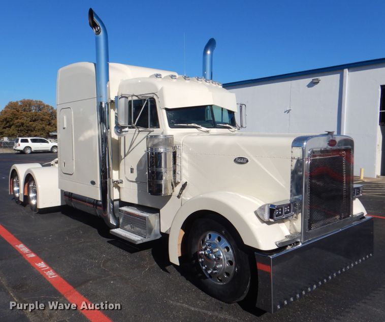 image for item DH7323 2003 Peterbilt 379  semi truck