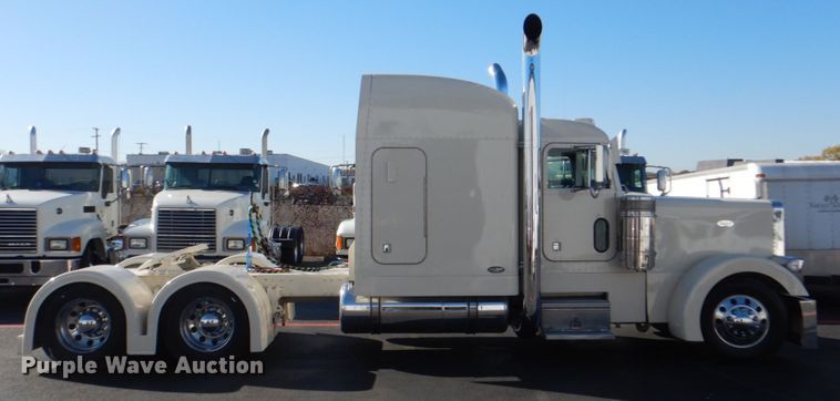image for item DH7323 2003 Peterbilt 379  semi truck