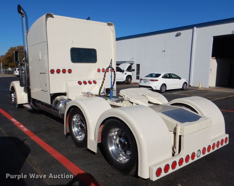 image for item DH7323 2003 Peterbilt 379  semi truck